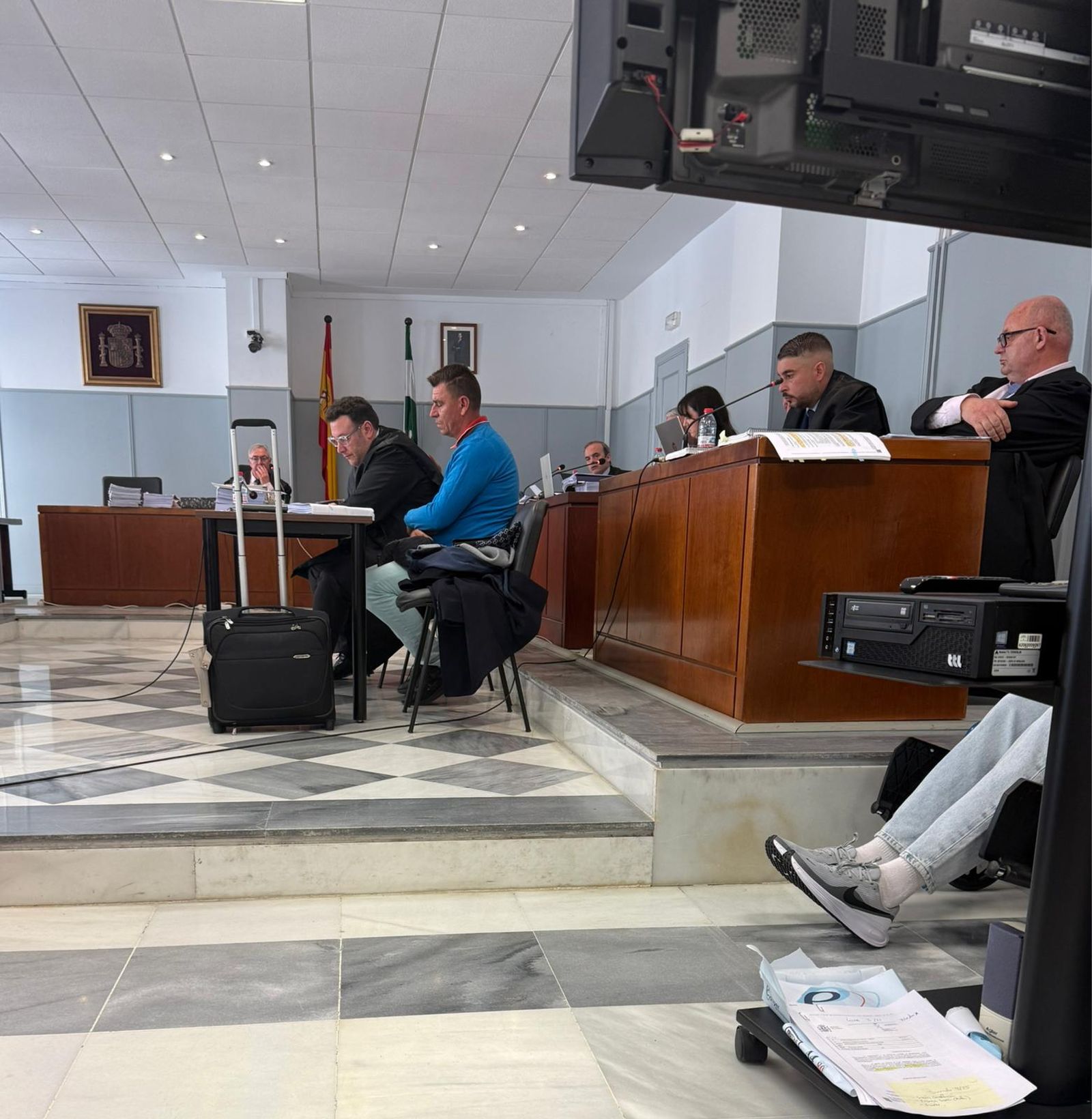 En primera fila, el abogado José Miguel Ramos junto a su cliente, y tras él, de derecha a izquierda, Paco Ferre y José Antonio Bonachera.