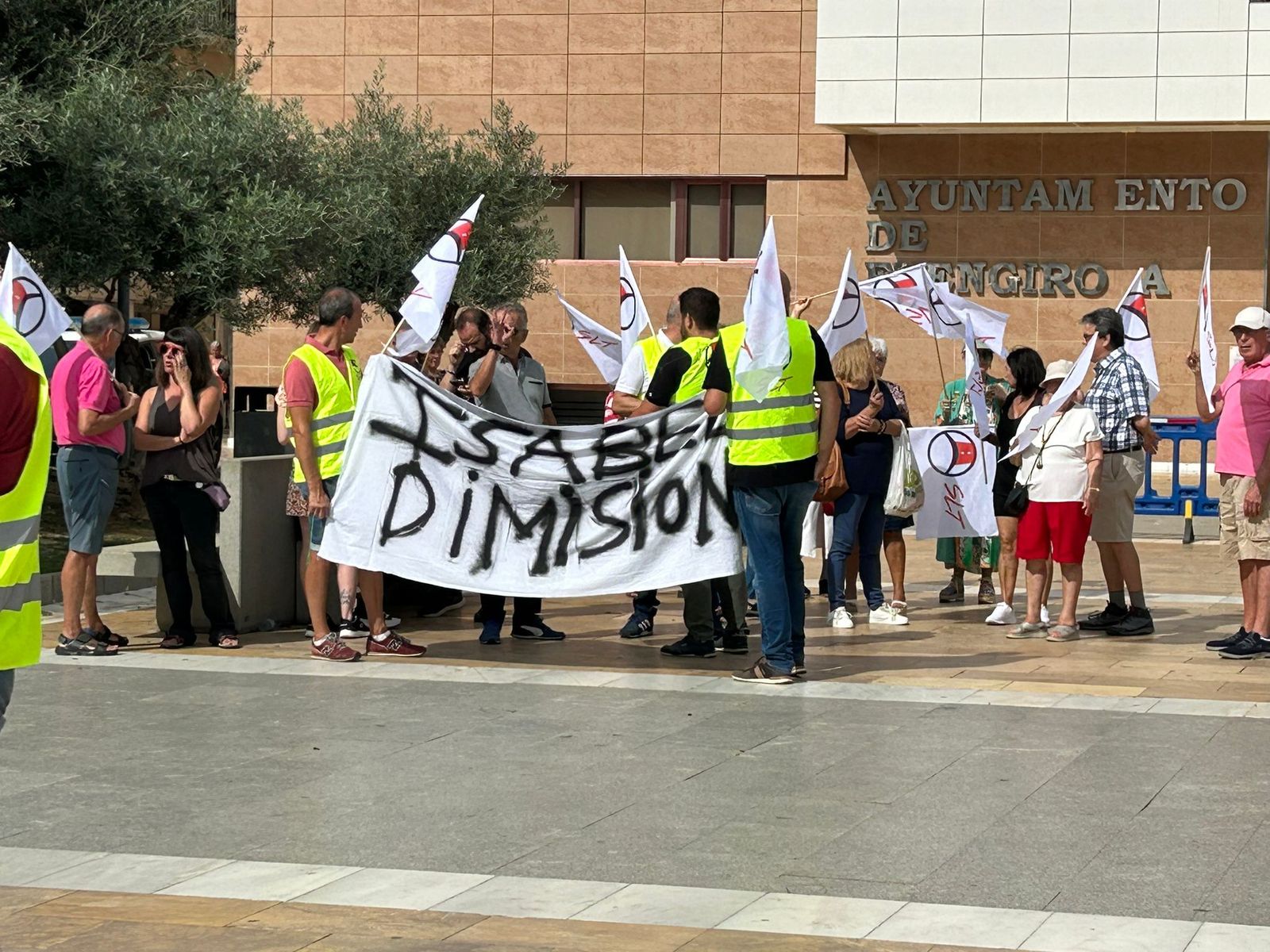 La concentración celebrada hoy en el Ayuntamiento de Fuengirola.