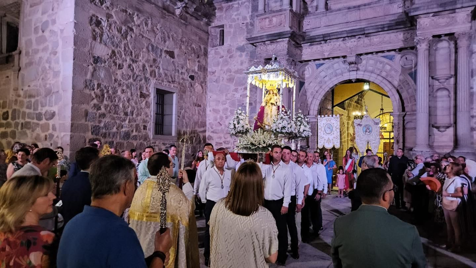 La procesión de la Virgen de la Antigua en Hinojosa del Duque, en imágenes