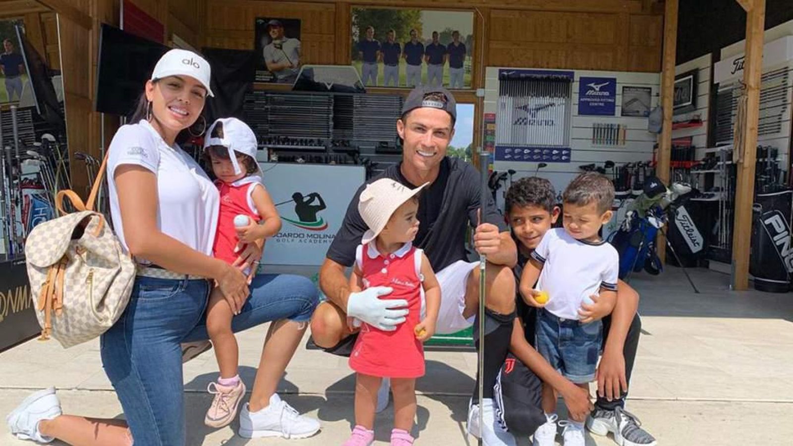 La pareja, con sus cuatro hijos.