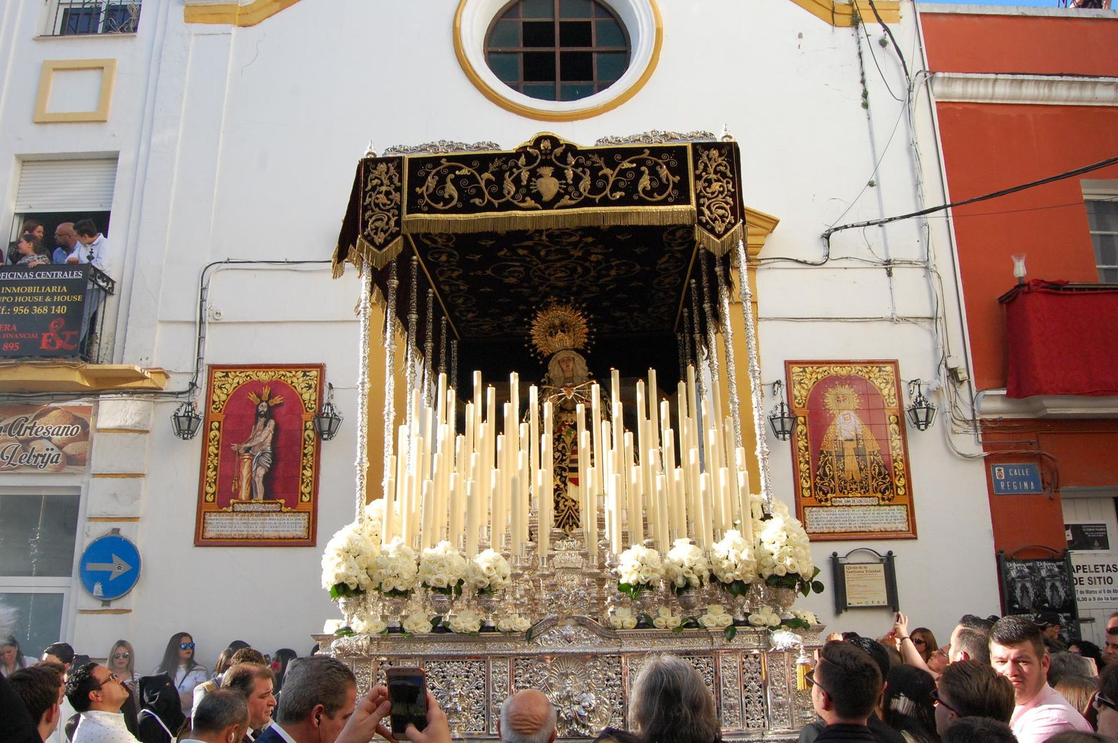 El paso de palio de la popular Hermandad de los Dolores, ayer por la calles del municipio.