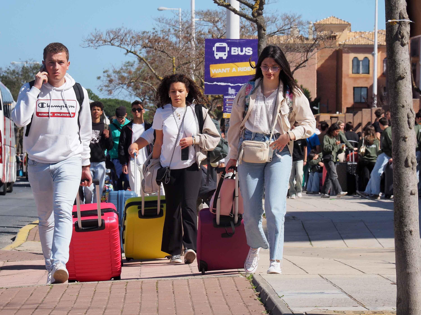 Las fotos de la espectacular llegada de 10.000 estudiantes portugueses a Punta Umbría