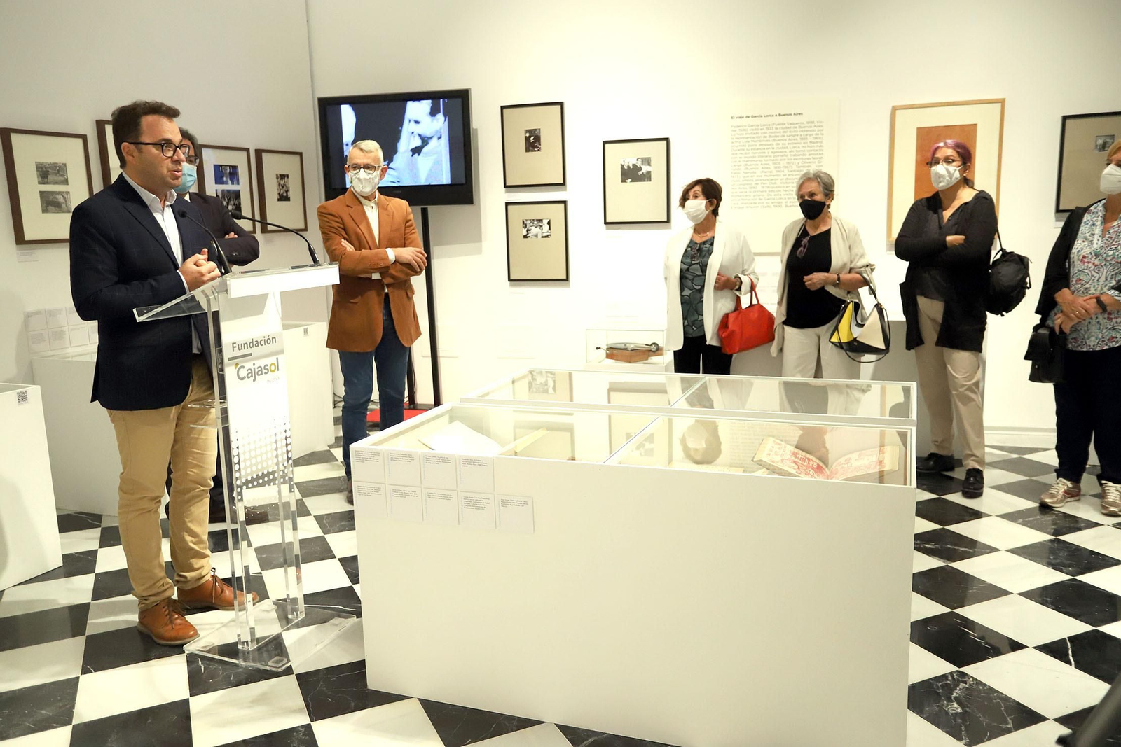 Las imágenes de la inauguración de la exposición 'Los Nuestros. Un puente de palabras'en el Comercial