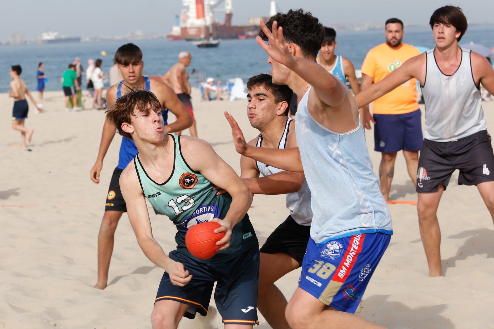 Entrenamiento de la selección andaluza juvenil de balonmano playa, en imágenes