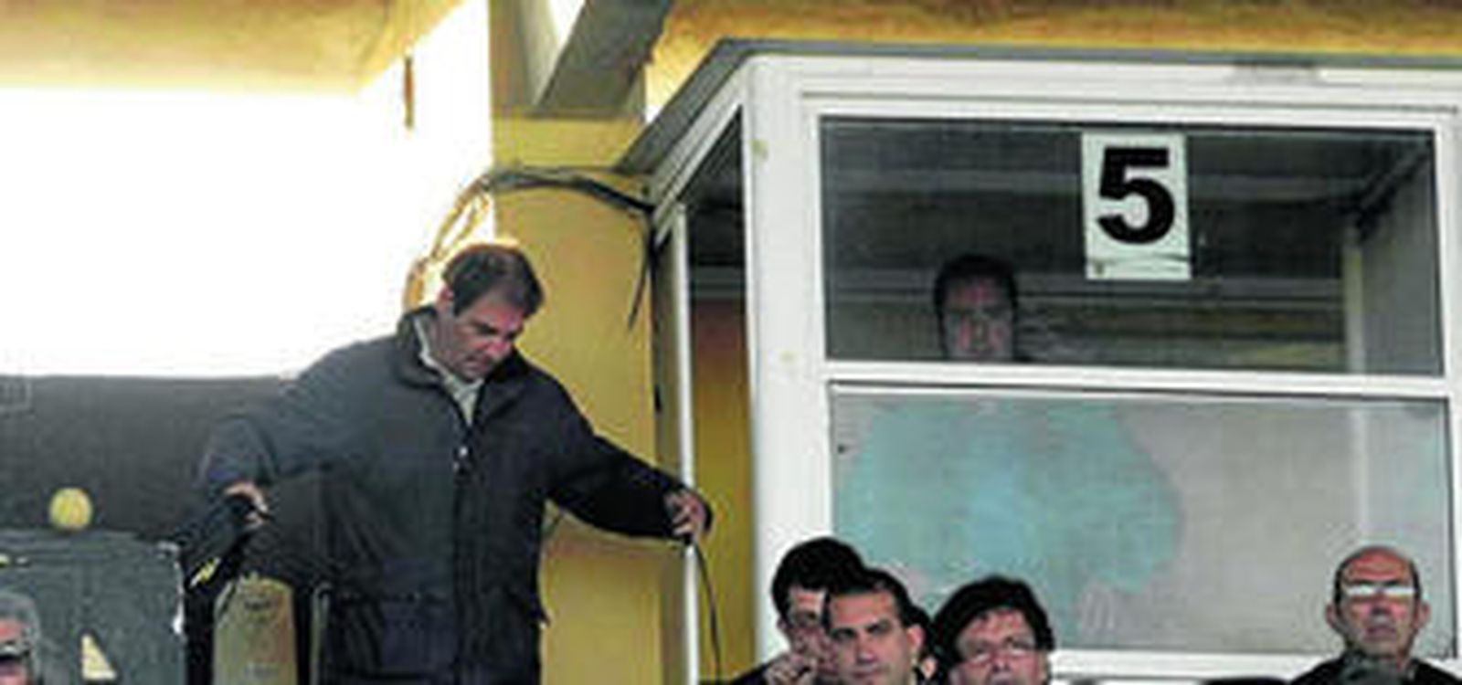 Eloy Morei, en el interior de la cabina cinco del Municipal durante el encuentro del pasado domingo.