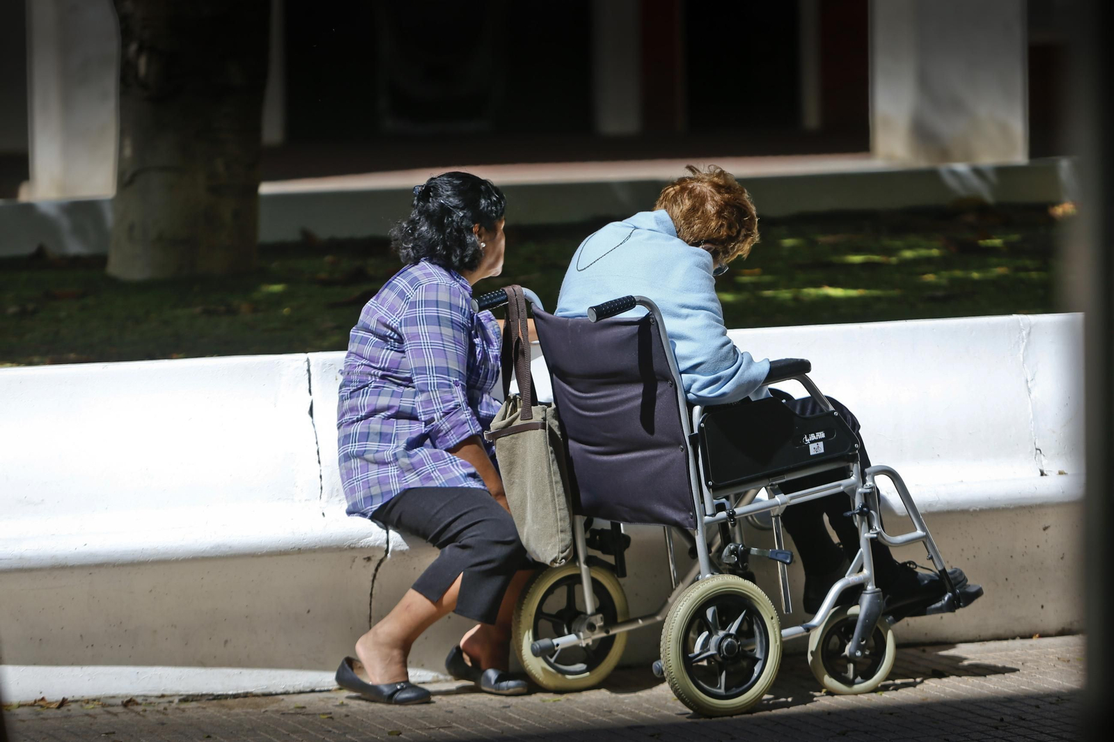 Una señora cuida a una mujer dependiente en Huelva.