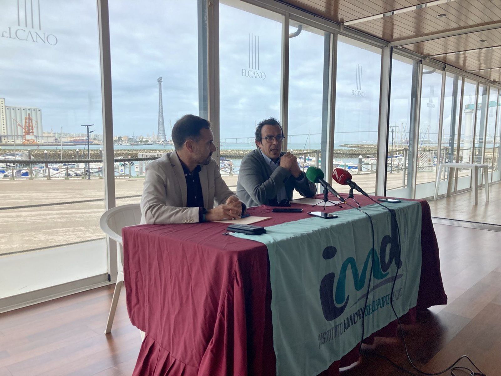 José María González (d) y José Ramón Páez presentaron el evento deportivo.