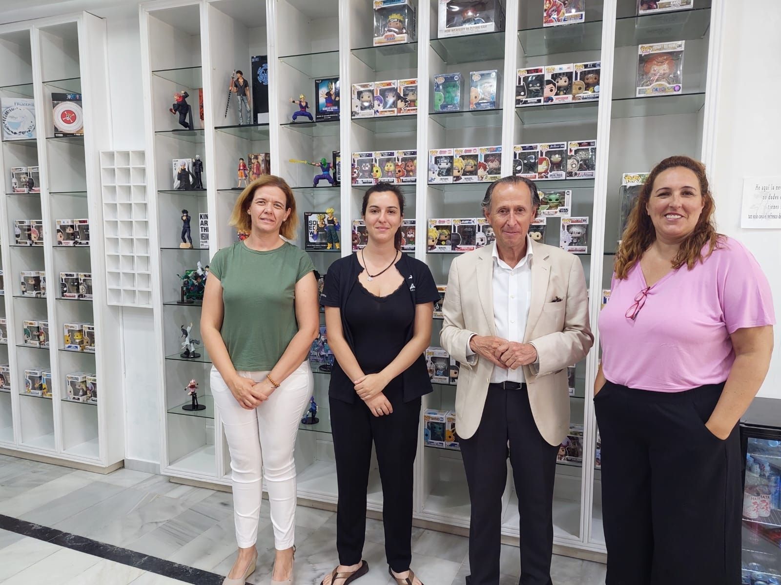 El alcalde con las responsables de la nueva tienda.