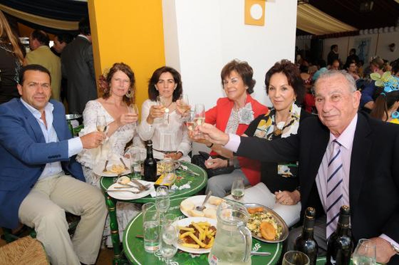 Carmelo Delfín, la pintora y bailaora Amarita Vargas, Carlota Capote, Margarita Martínez de Salazar, Quina Martínez de Salazar y Carmelo Delfín.

Foto: Manuel Mateo