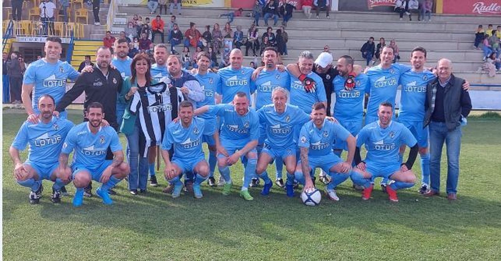 Los veteranos de la Balona, con la familia de Quinichi