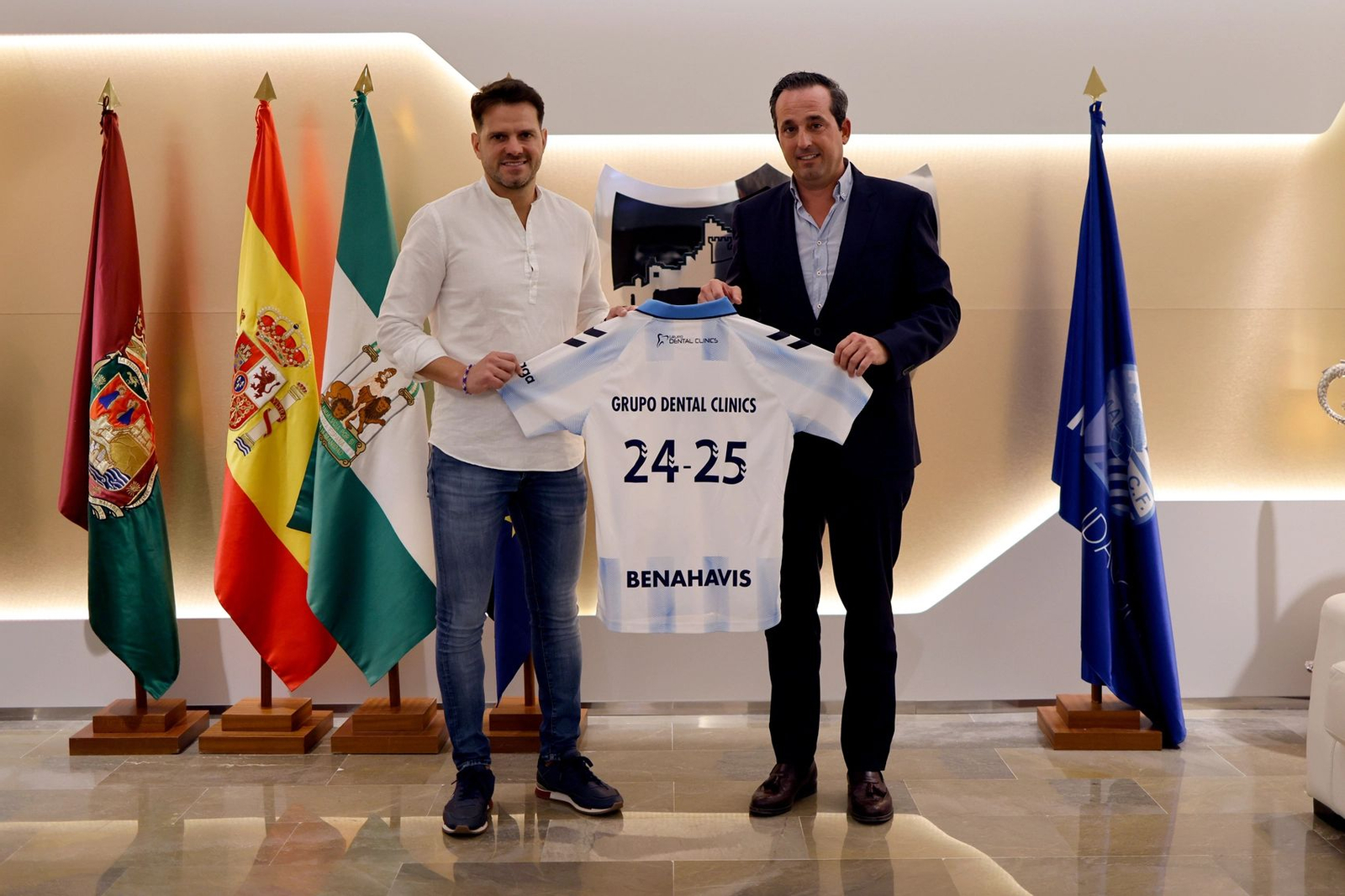 Kike Pérez posa con el representante de Dental Clinics
