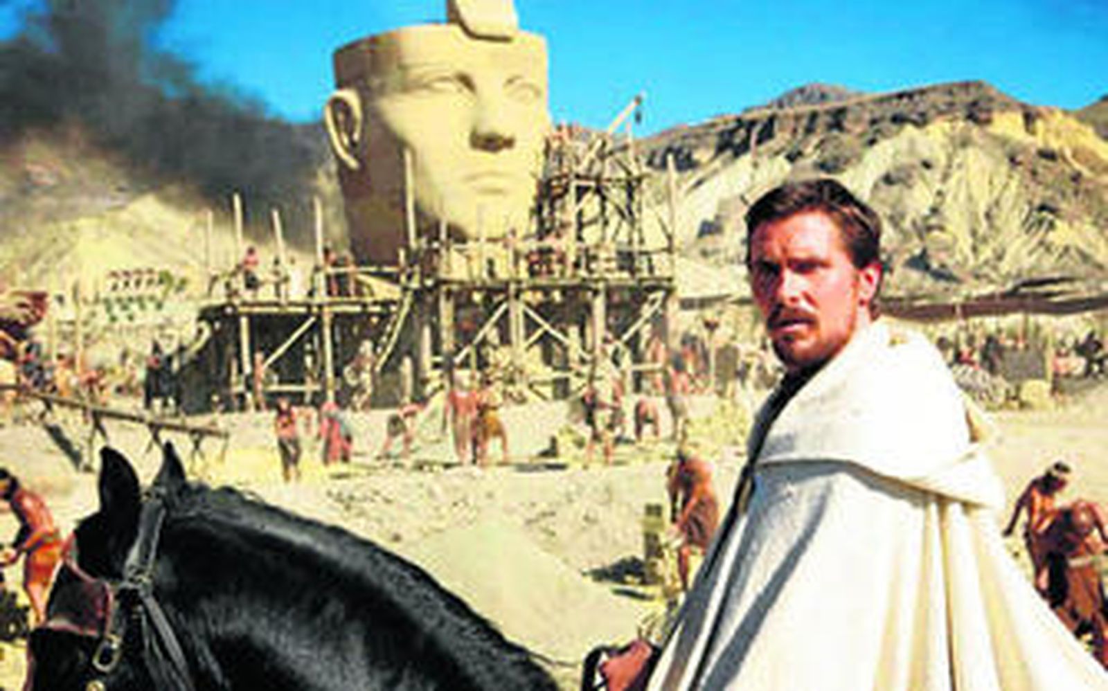 Christian Bale a caballo por los decorados construidos en Sierra Alhamilla durante el rodaje de 'Exodus'.