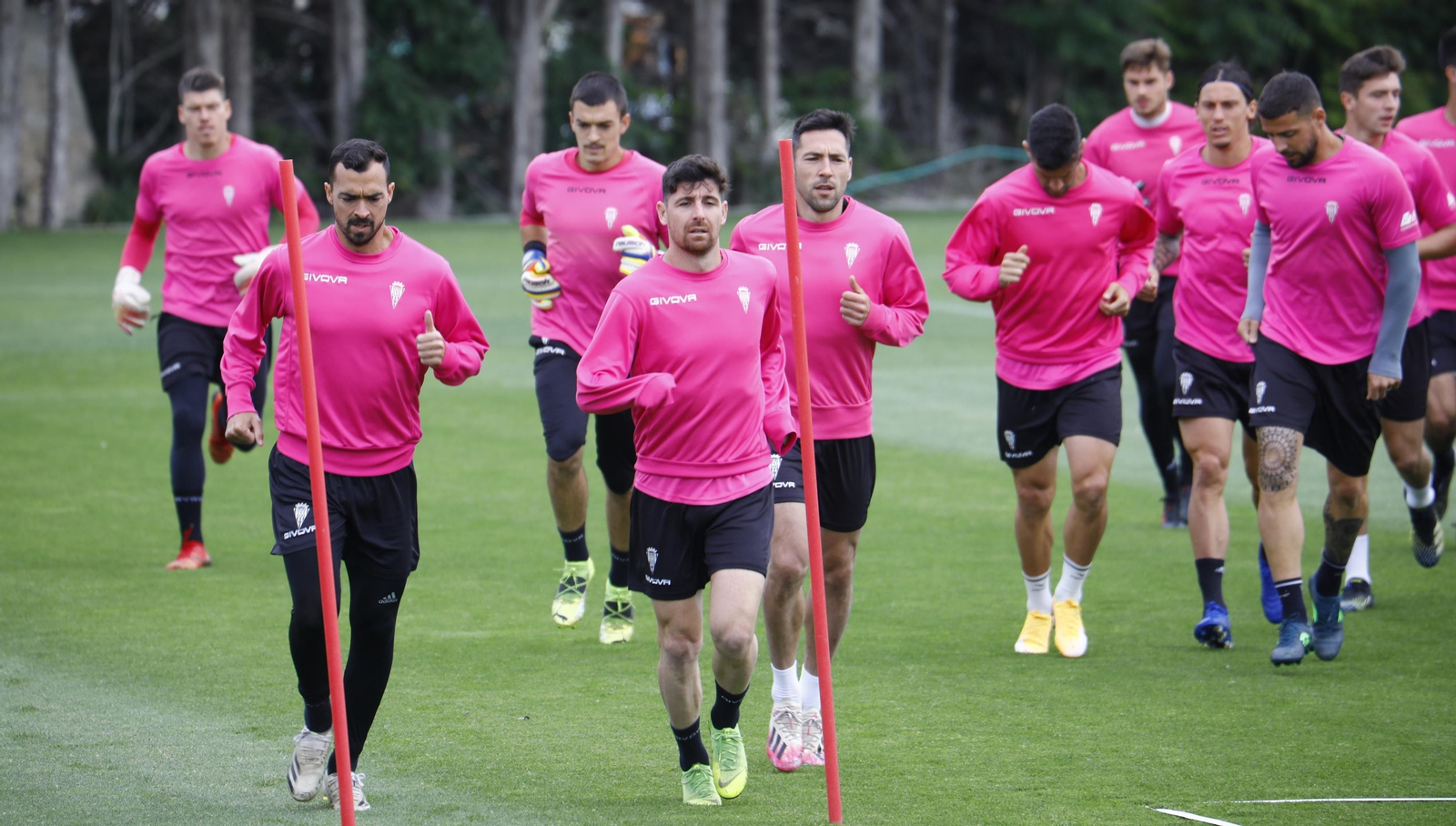 Los jugadores del Córdoba se ejercitan durante un entrenamiento en la Ciudad Deportiva.