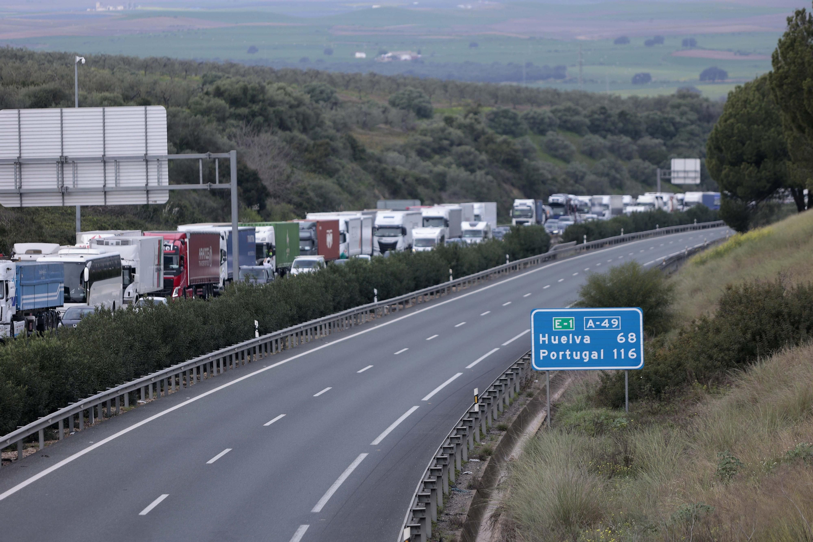 Las imágenes del corte de la A-49 por la protesta de los agricultores