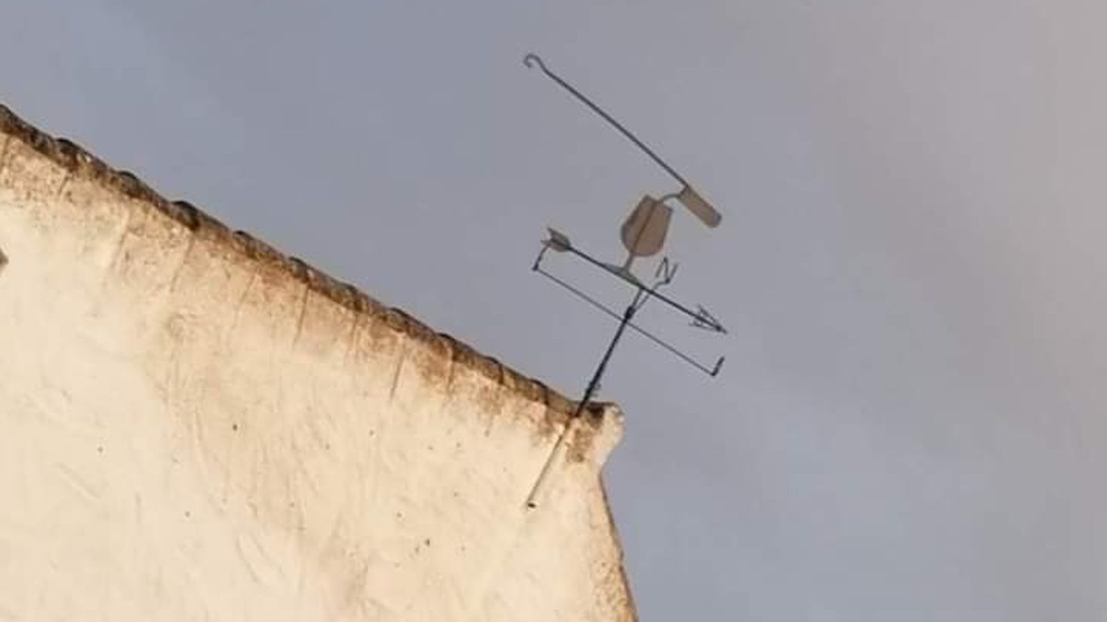 Una veleta coronada con una venencia en una casa de El Puerto de Santa María.