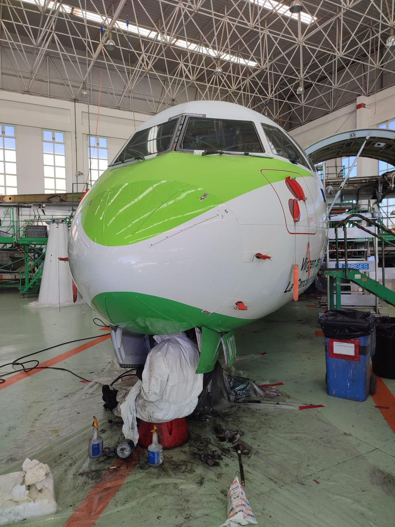 Un paseo en imágenes por el hangar de Binter, donde se revisan los aviones que vuelan a Córdoba
