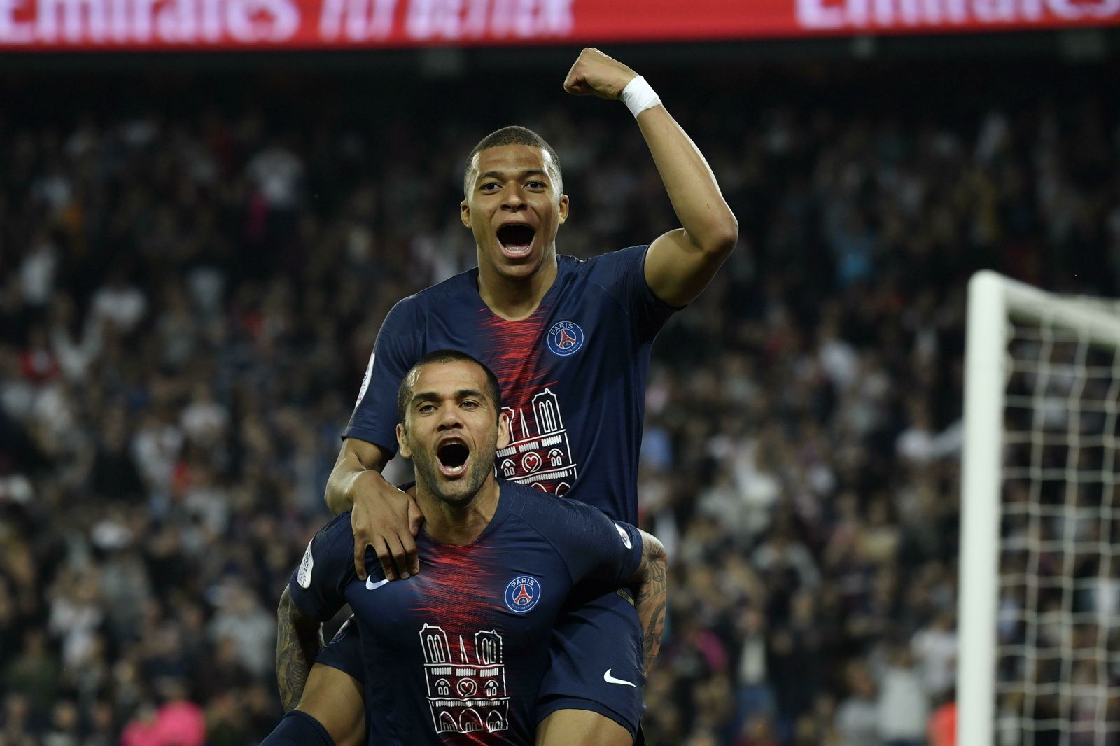 Mbappé celebra con Dani Alves uno de sus tantos frente al Mónaco.