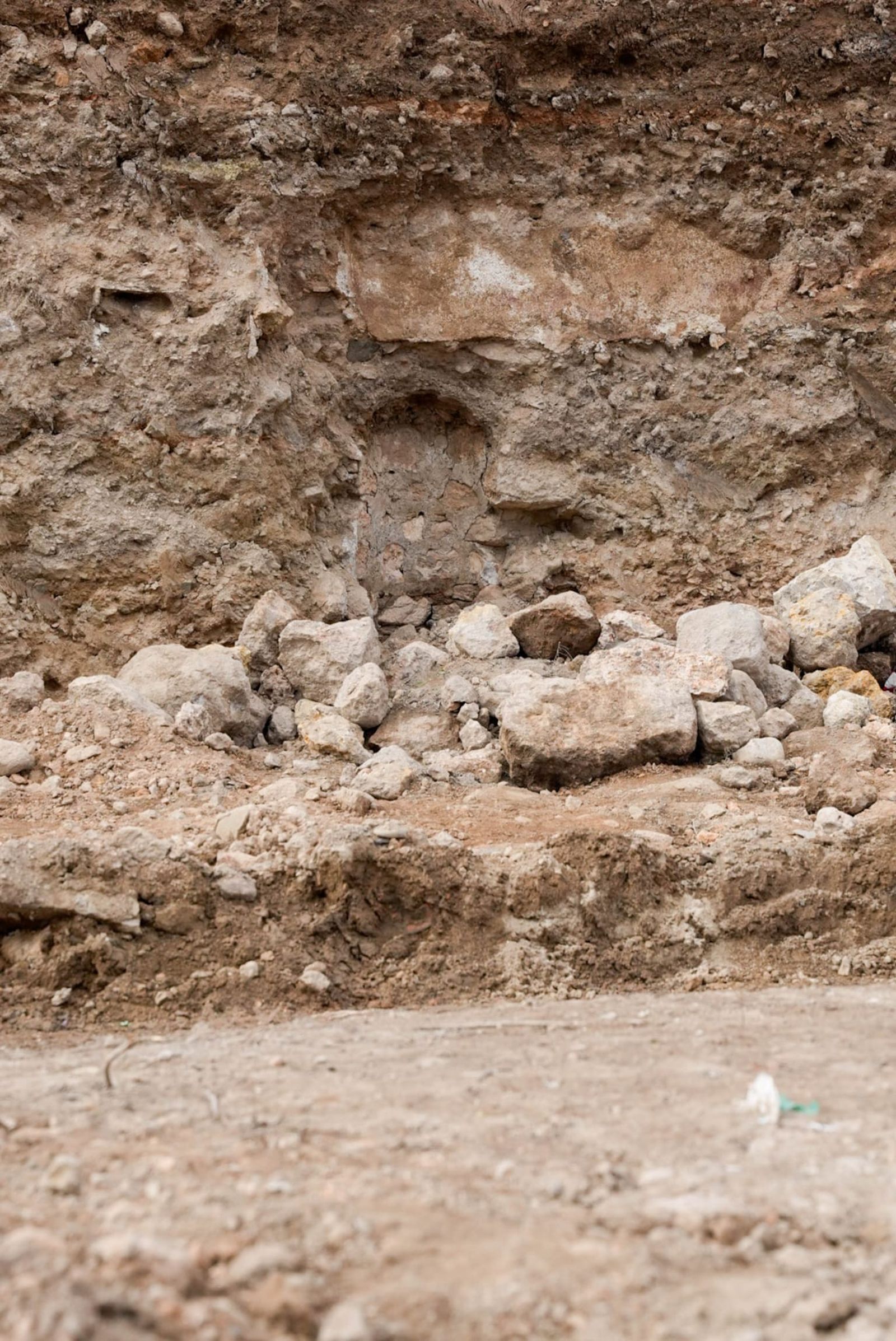 Arco encontrado durante las excavaciones.