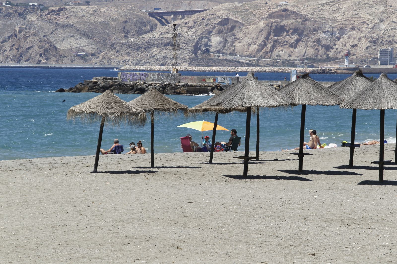 Fotogalería primer día de playa tras el confinamiento en Almería