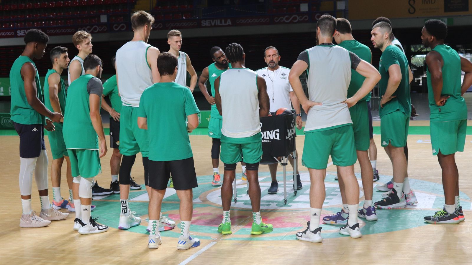 Joan Plaza se dirige a sus jugadores durante el primer entrenamiento.