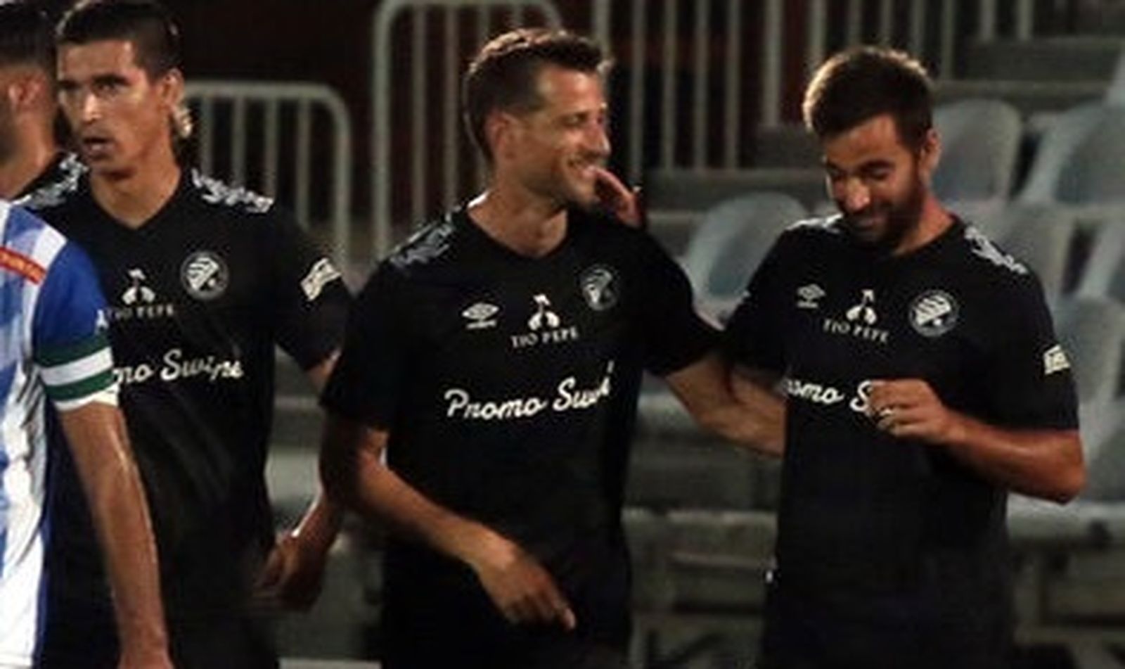 Máyor, felicitado por Antonio Jesús tras hacer el 0-2 en el Trofeo de la Copa y la Venencia.