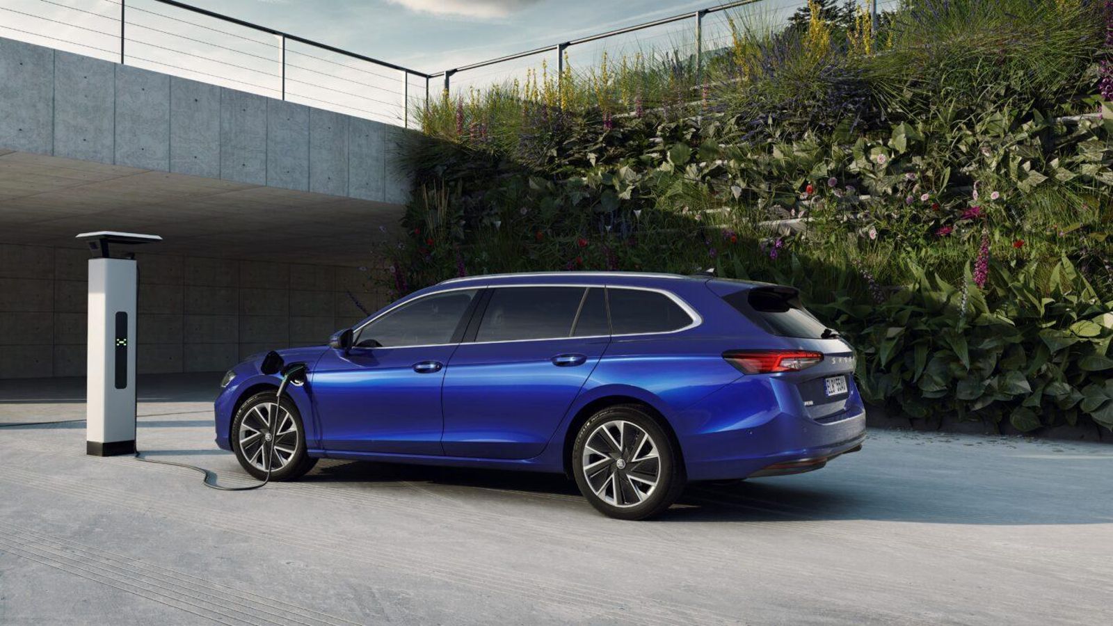 Las dos carrocerías crecen levemente respecto a la tercera generación. Skoda enfatiza las mejoras aerodinámicas.