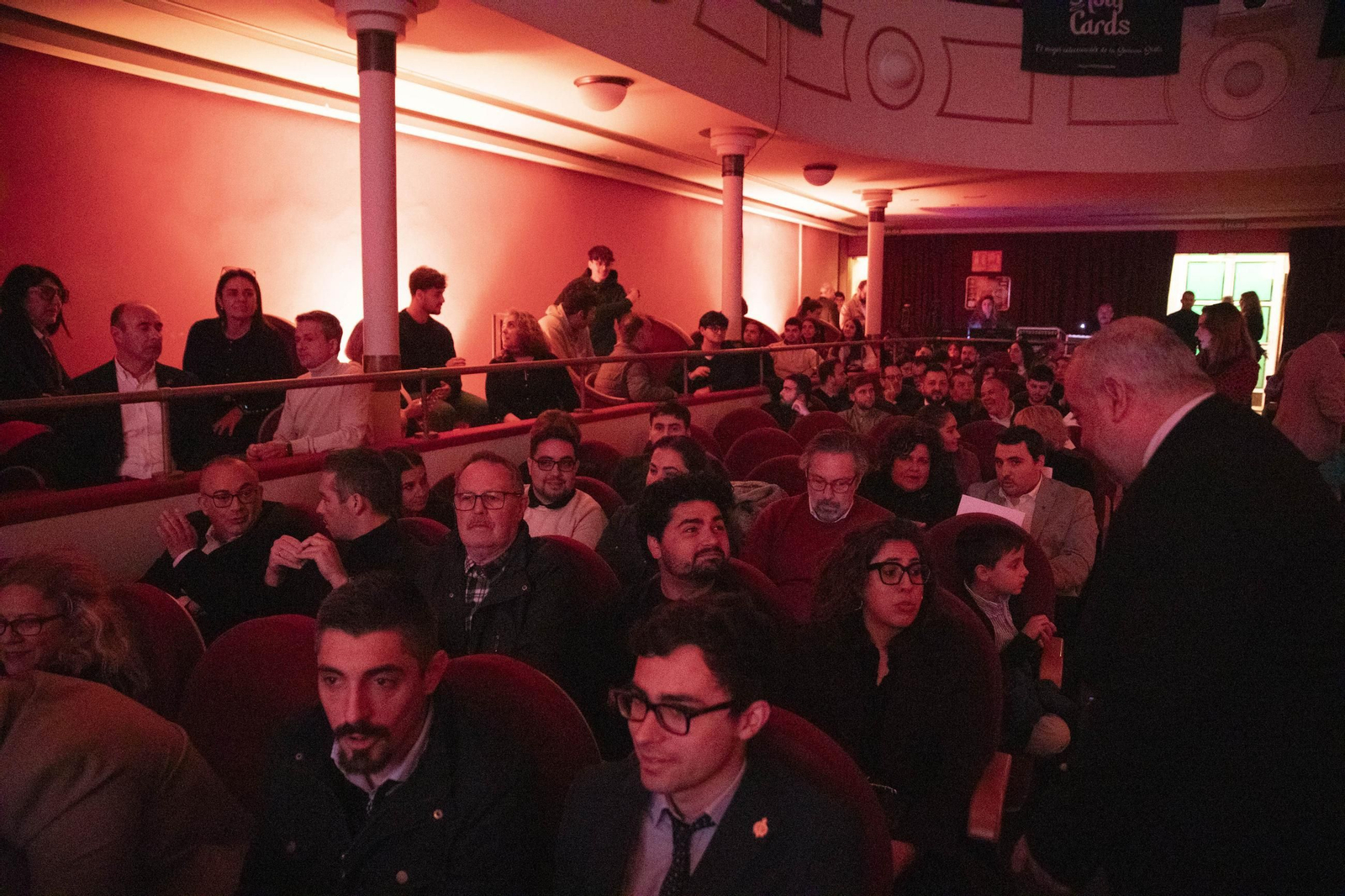 Imágenes de la presentación de las Holy Cards