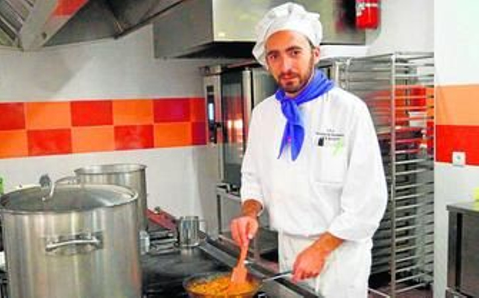 Álvaro Lamas, en los fogones de la Escuela de Hostelería de San Roque.