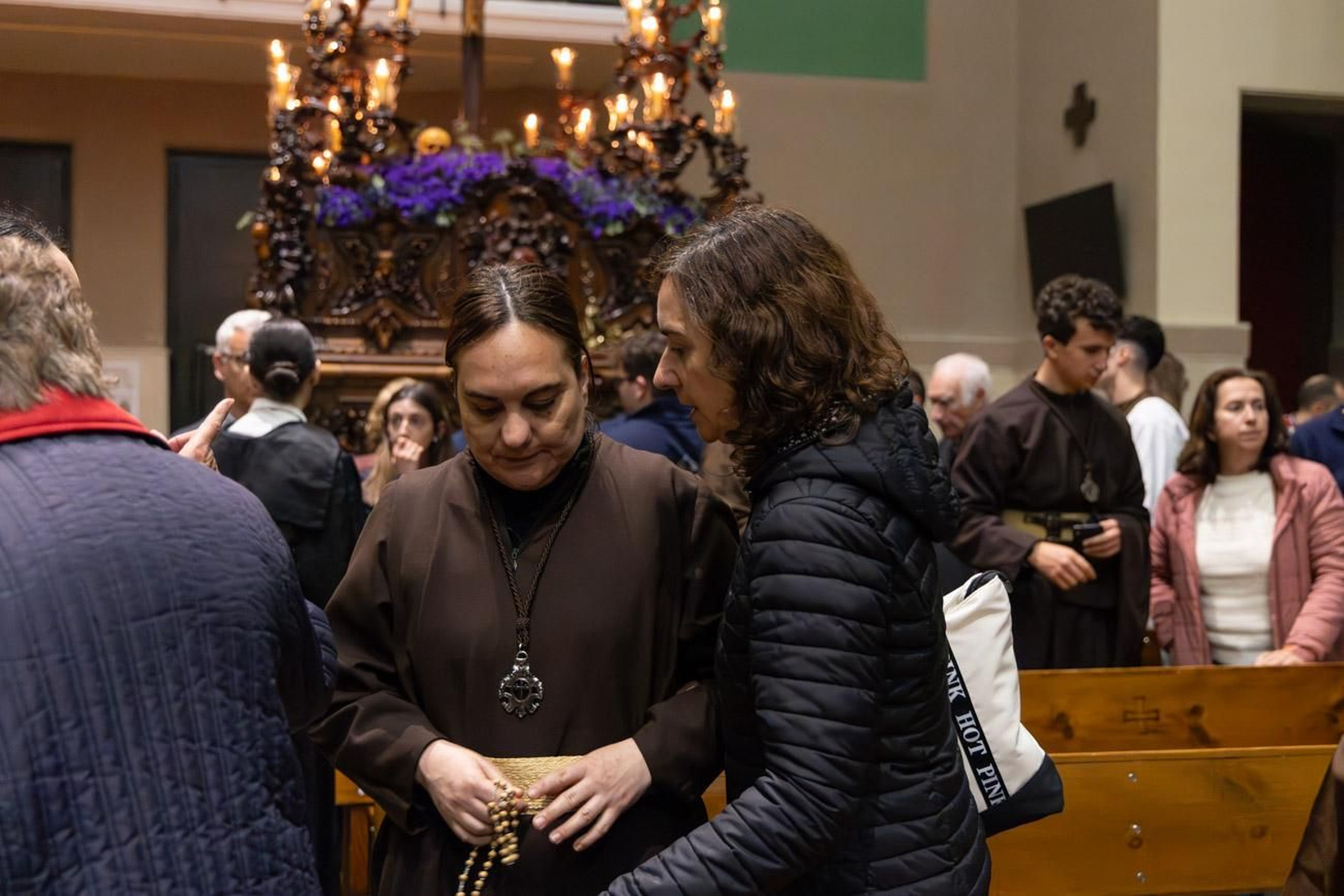 La temida lluvia impide el desarrollo normal de este Martes Santo