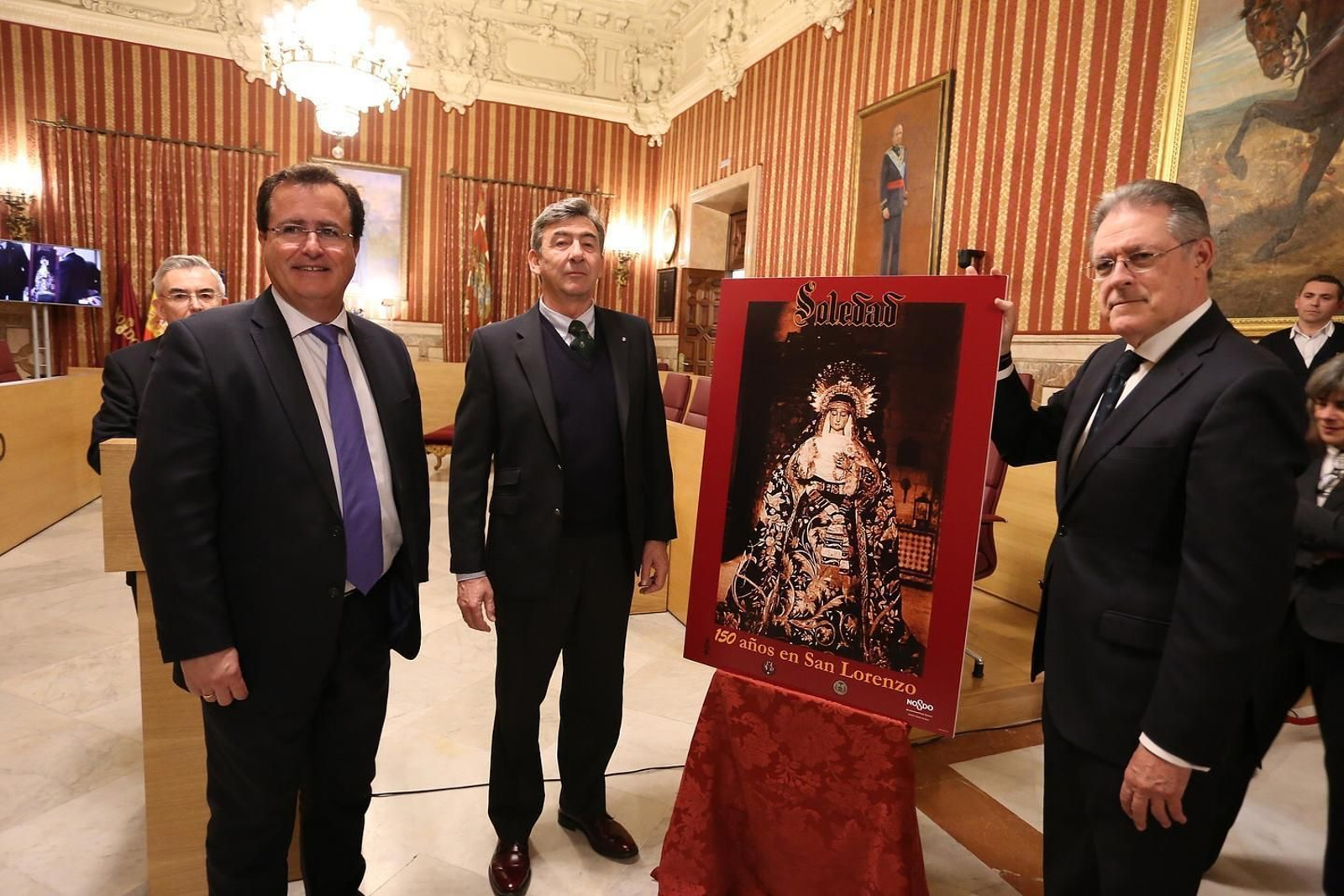 El delegado de Fiestas Mayores, Juan Carlos Cabrera; el teniente de hermano mayor de la Maestranza, Santiago León Domecq; y el hermano mayor, Ignacio Valduérteles, tras descubrir el cartel conmemorativo.