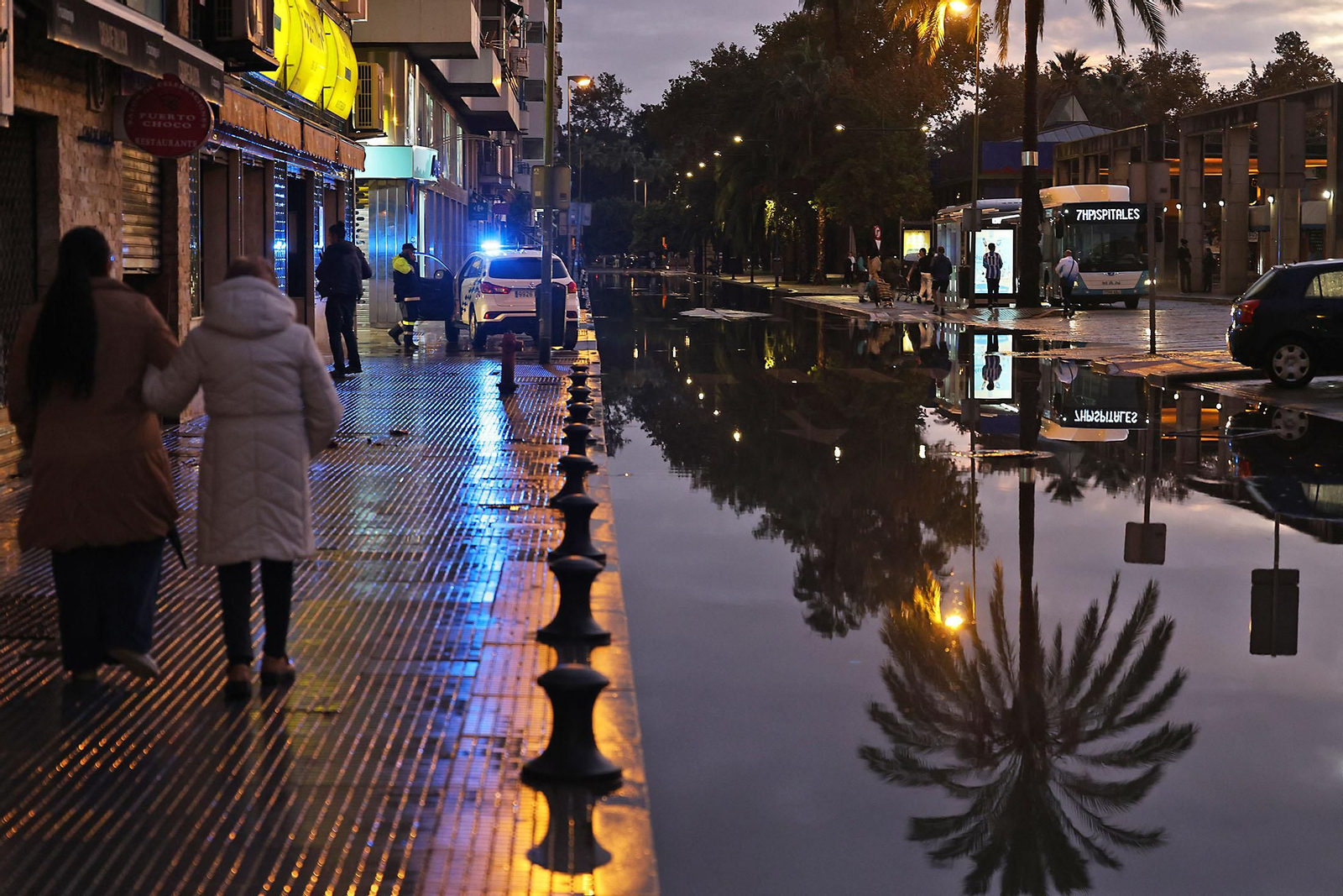 Imágenes del caos en Huelva por la borrasca Claudia con inundaciones, riadas y cortes de carreteras