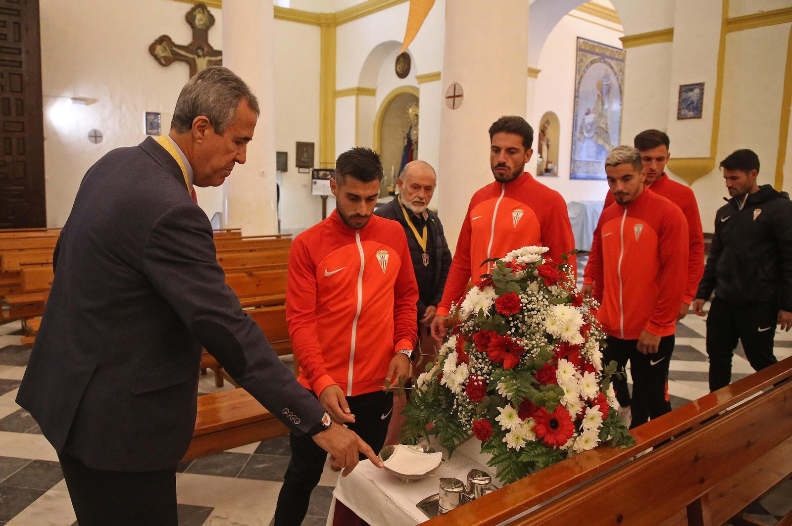 La ofrenda floral del Algeciras CF a la Virgen de la Palma, en imágenes