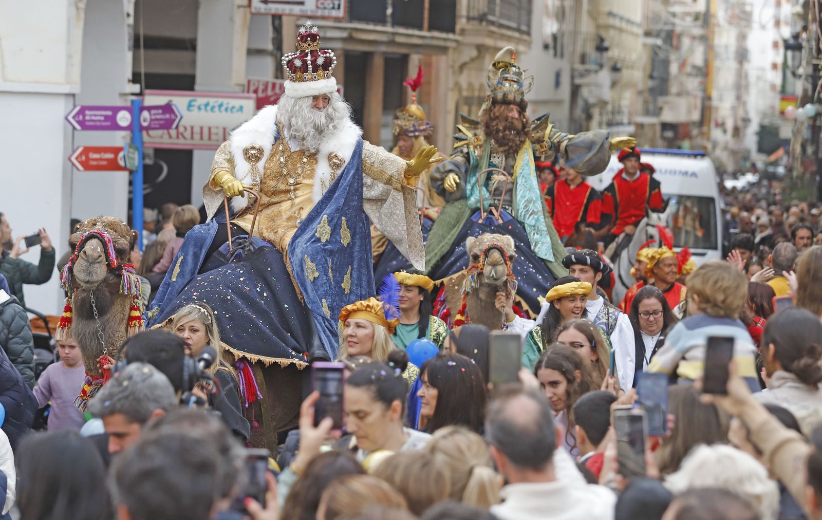 Imágenes de la mágica llegada de los Reyes Magos y la Estrella de la Ilusión a Huelva en barco
