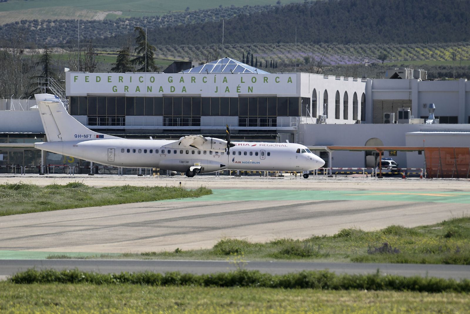 Imagen de archivo de un avión parado en la pista del aeropuerto de Granada