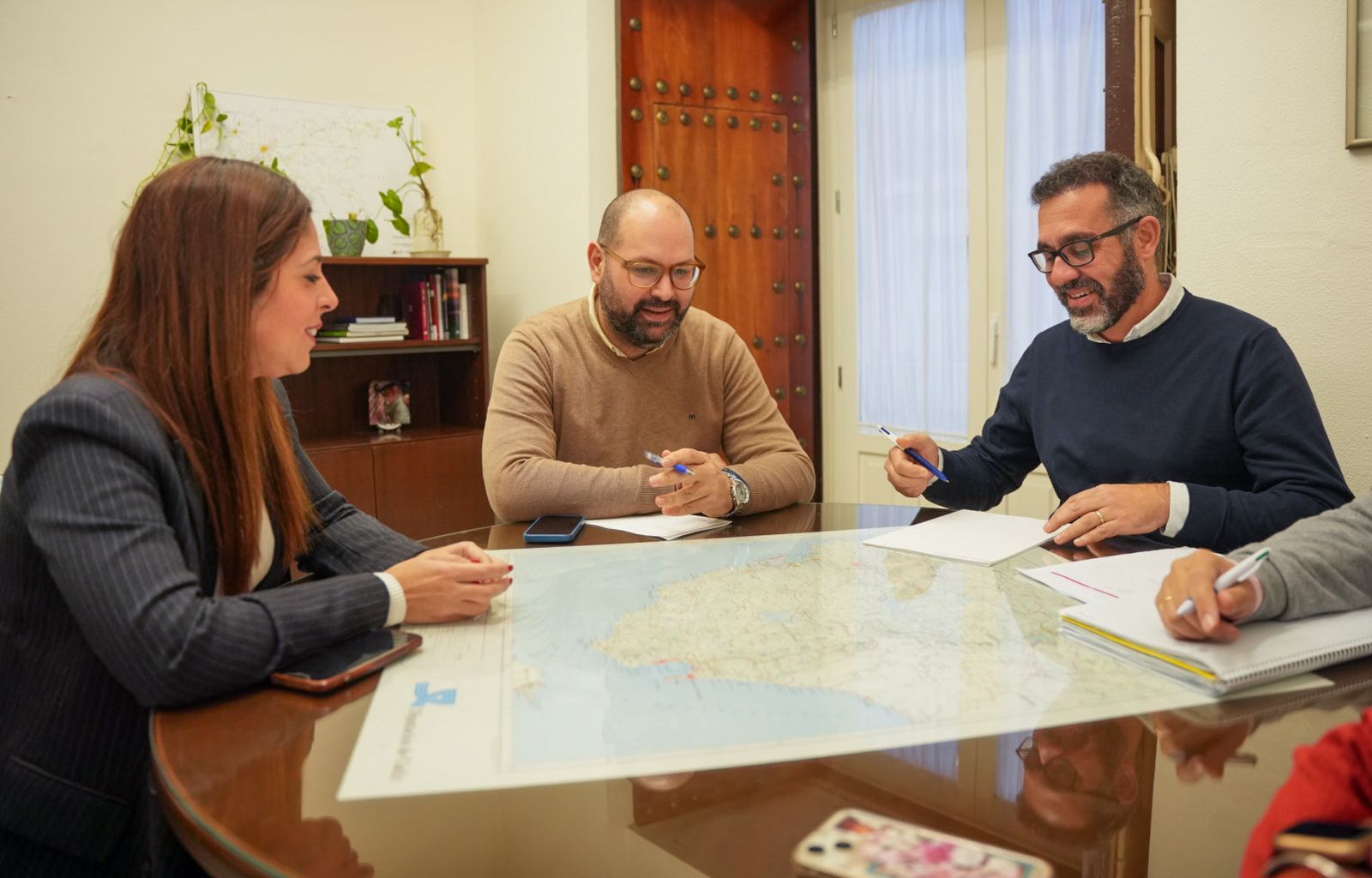 Javier Bello con la alcaldesa de Espera, Tamara Lozano.