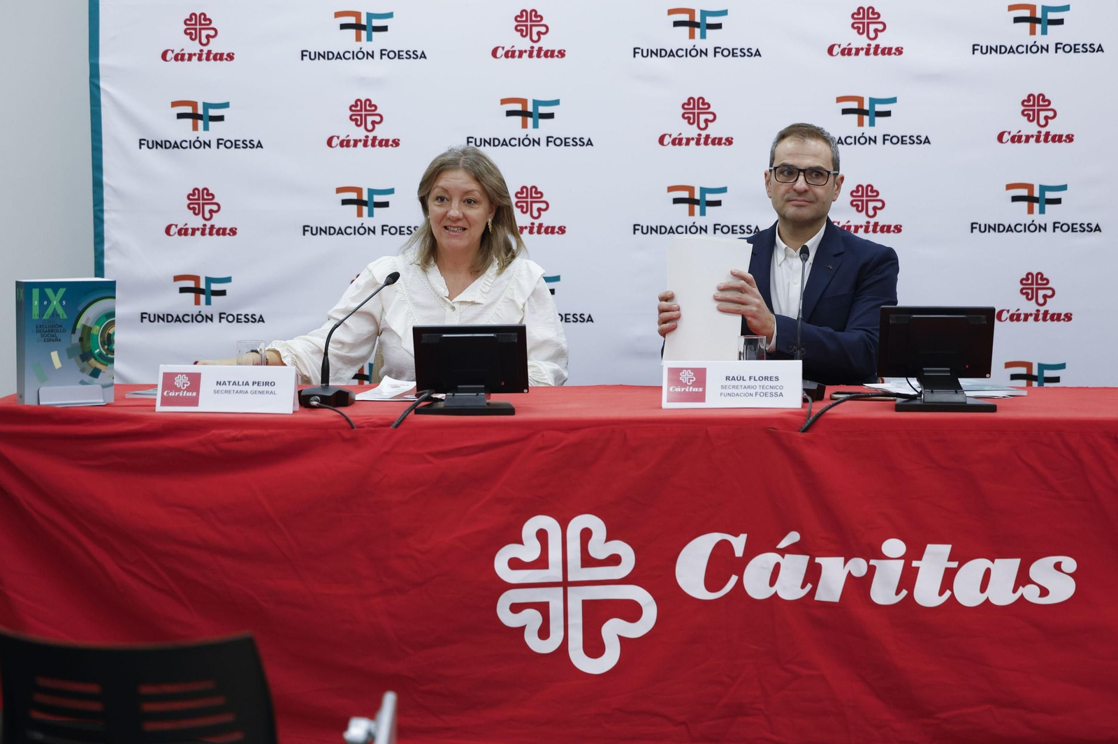 La secretaria general de Cáritas, Natalia Peiró, y el secretario técnico de la Fundación Foessa, Raúl Flores, presentan los resultados del informe. La secretaria general de Cáritas, Natalia Peiró, y el secretario técnico de la Fundación Foessa, Raúl Flores, presentan los resultados del informe.