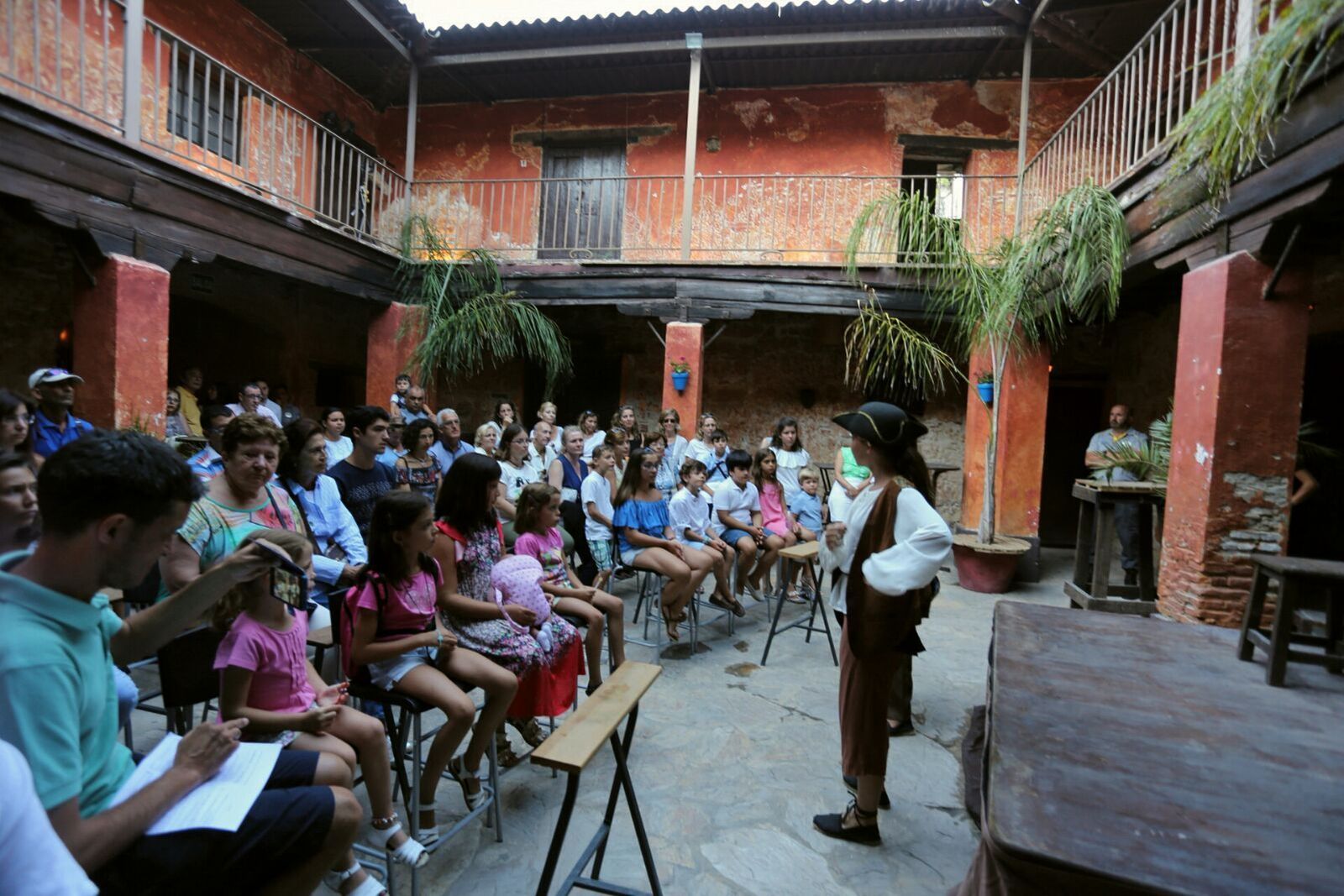 El Grupo de Teatro Balbo ameniza el recorrido con diversas representaciones.
