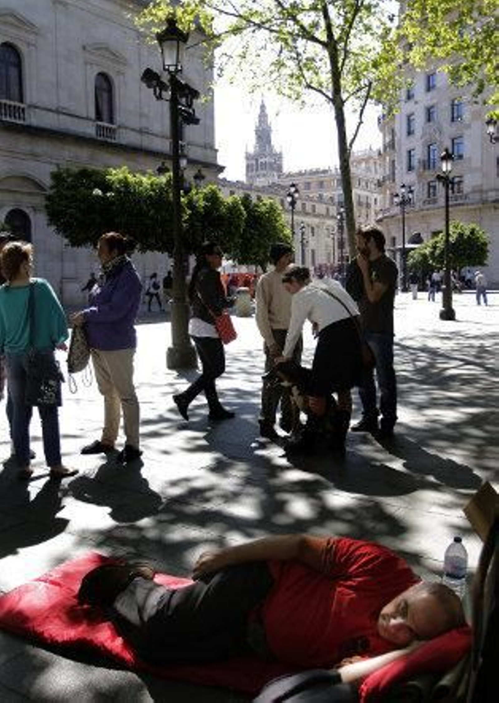 Zoido pide por carta a la Junta que "rectifique" y actúe "conforme a la norma" con las familias desalojadas