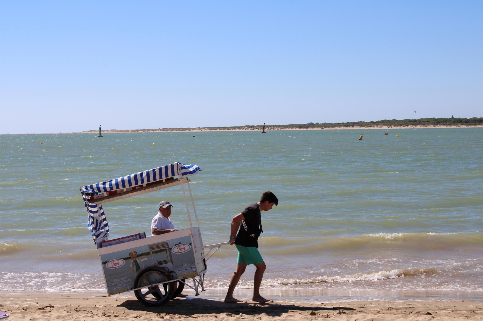 Vendedores en la orilla de la playa en Sanlúcar.