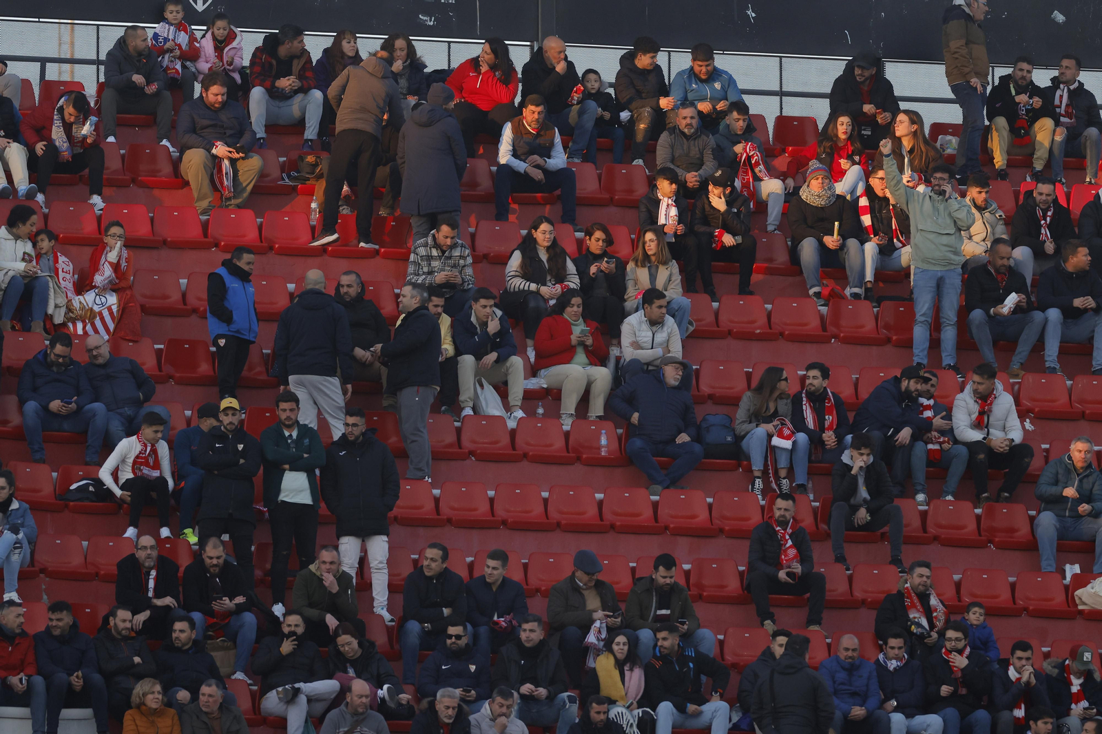 Búscate en las fotos del Sevilla-Elche