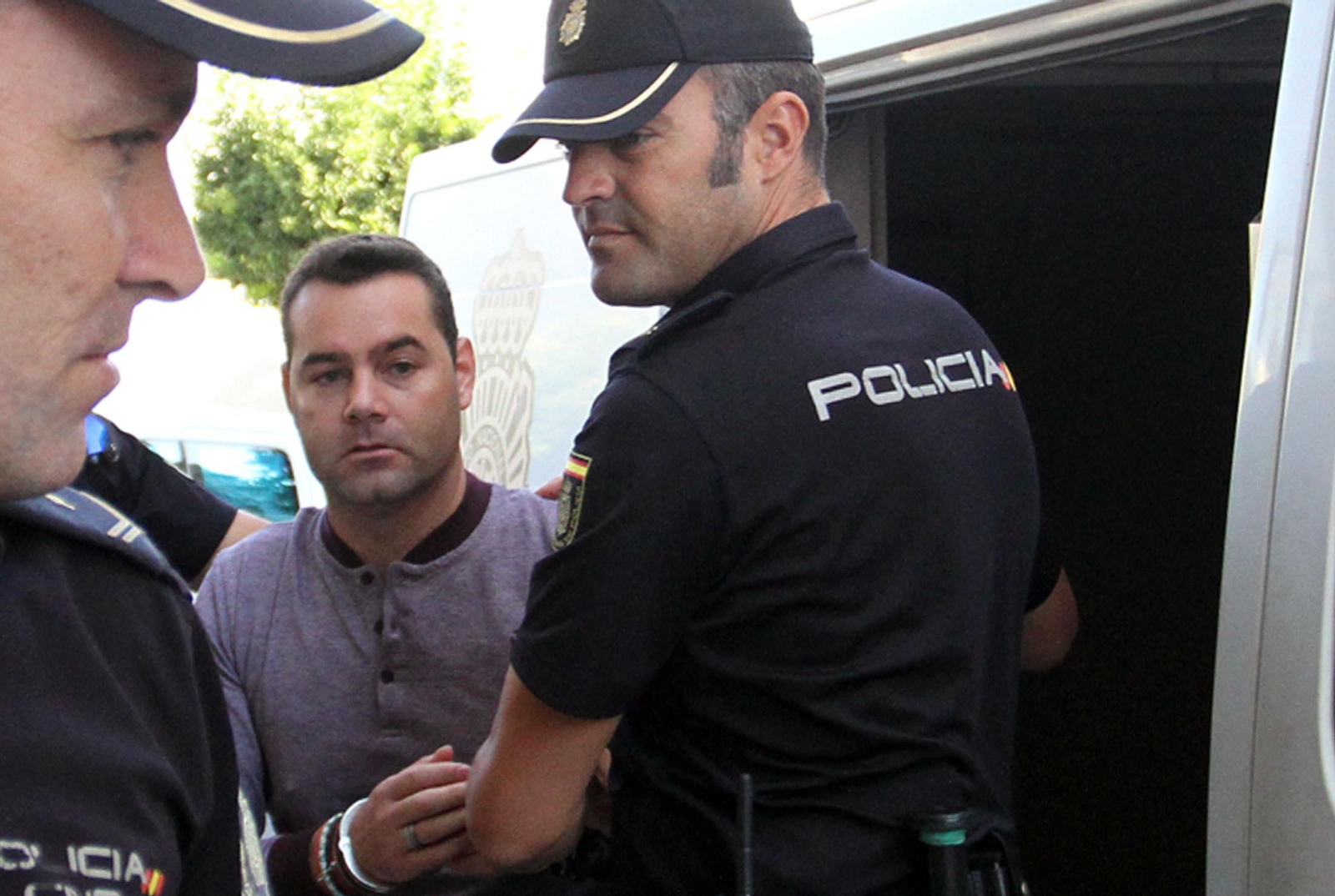 El acusado, Francisco Javier Medina, escoltado por la Policía Nacional a su llegada a los juzgados de Huelva.