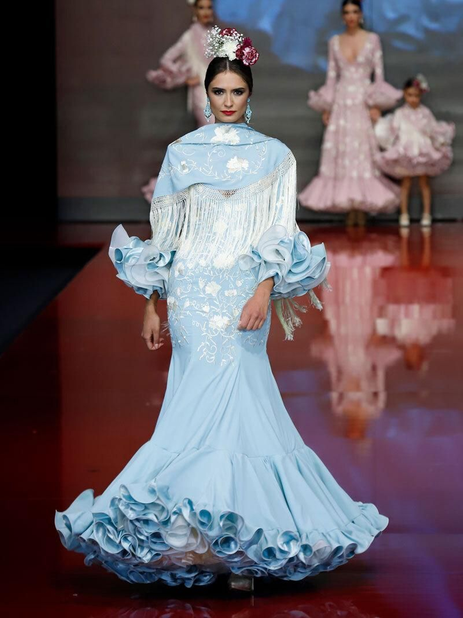 Mantoncillo con el bordado delante de Sara de Benítez.