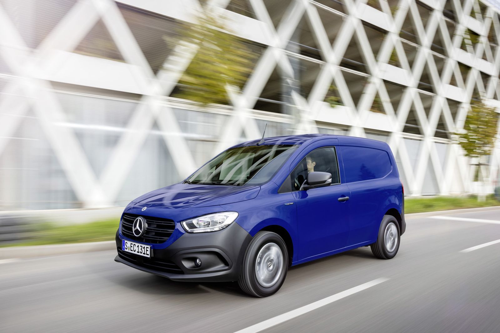 La Mercedes-Benz eCitan, lista para el transporte de carga o pasajeros