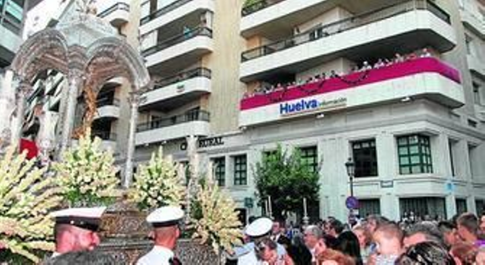 La Patrona de Huelva, encarando Plus Ultra tras su salida de la iglesia de la Concepción, con el balcón de Huelva Información al fondo. La Patrona de Huelva, encarando Plus Ultra tras su salida de la iglesia de la Concepción, con el balcón de Huelva Información al fondo.