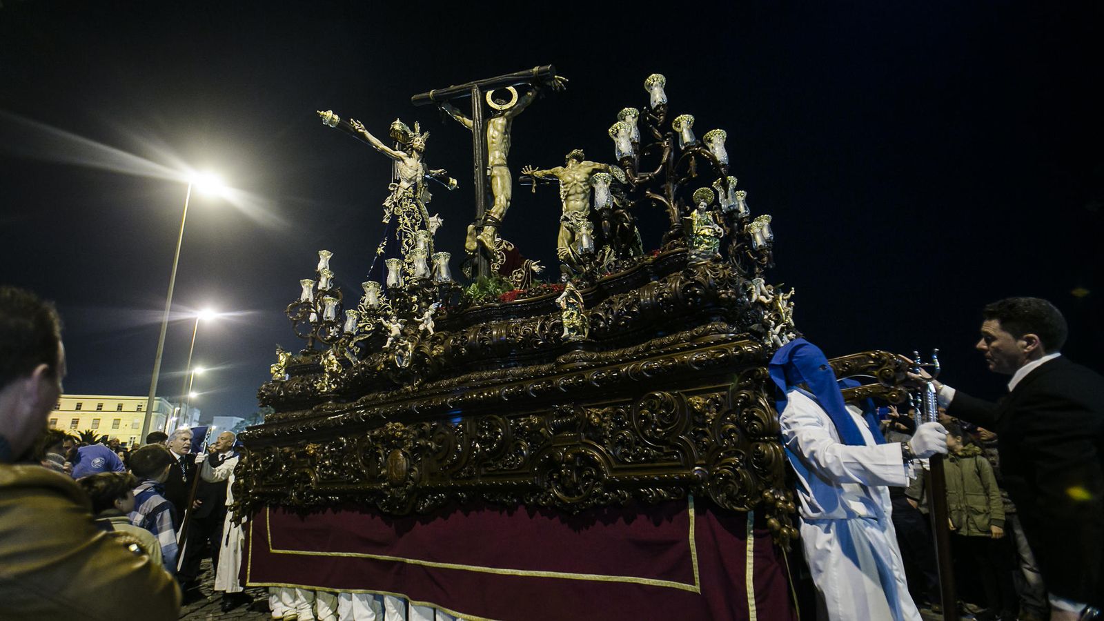 El paso de la cofradía del Perdón, por el Campo del Sur.