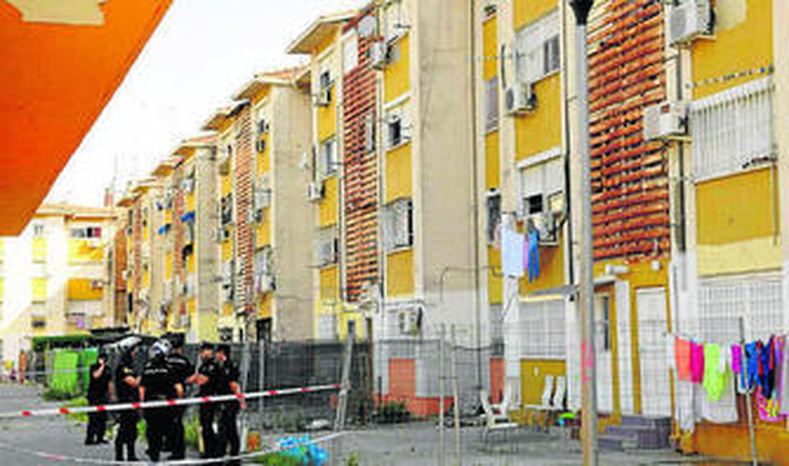 El bloque de viviendas donde se produjo el tiroteo que acabó con la muerte de una niña de siete años.