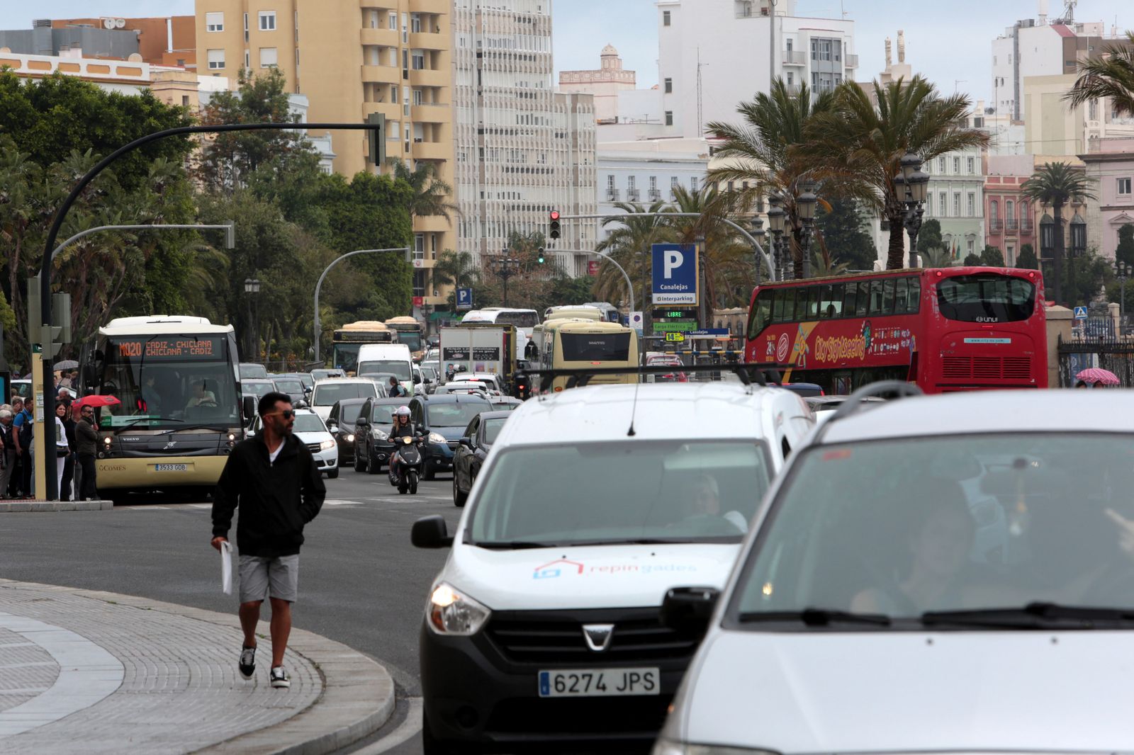 Atasco en la avenida del Puerto, en Cádiz.
