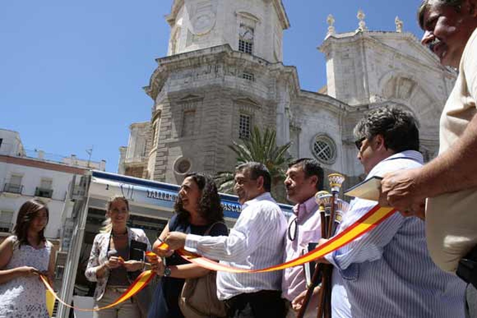 La Catedral despierta rodeada de ánforas, vasijas, botijos, útiles de cocina y macetas de barro

Foto: Almudena Torres