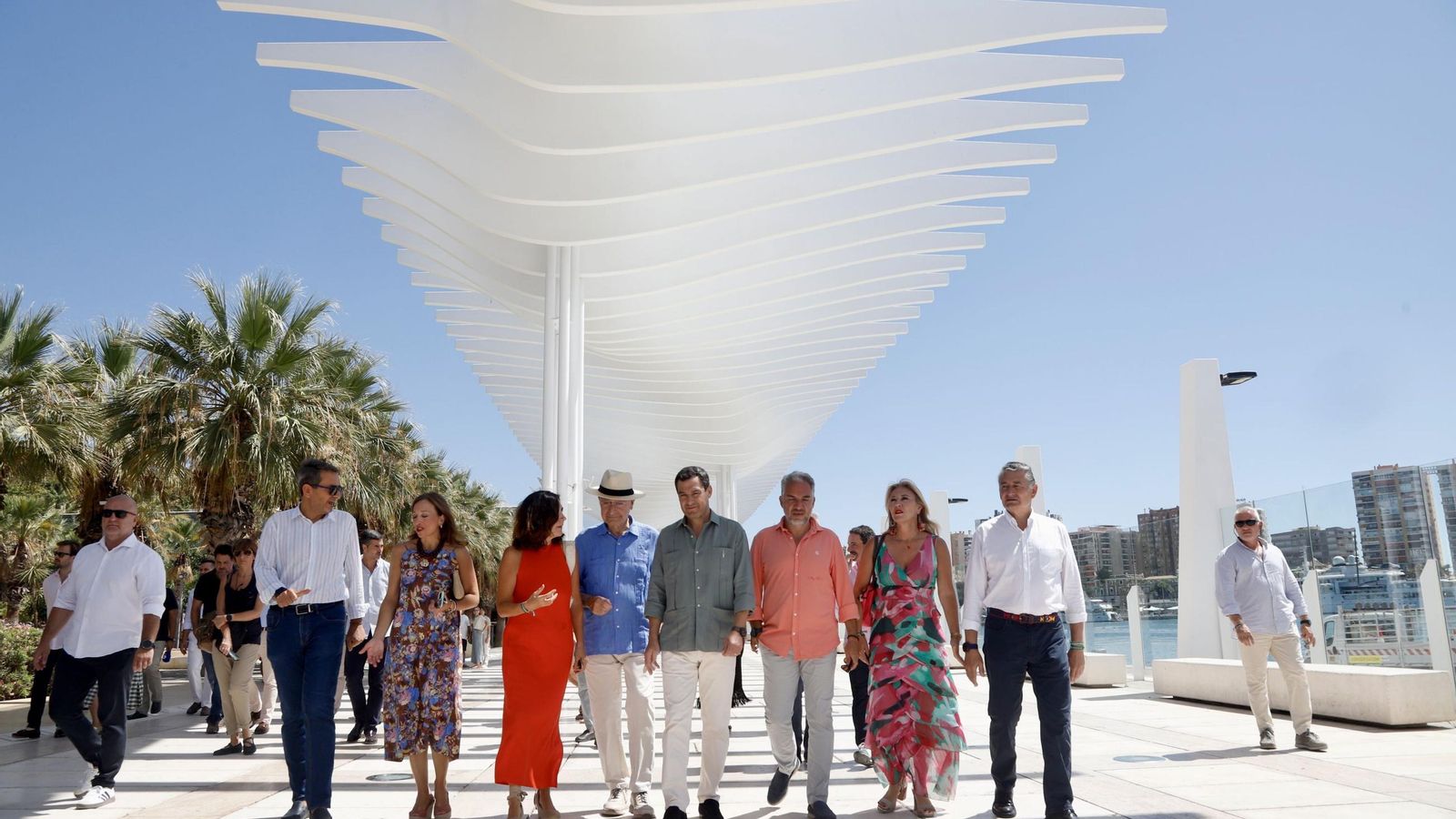 Juanma Moreno, acompañado por parte del gobierno andaluz, en el Palmeral de Málaga.