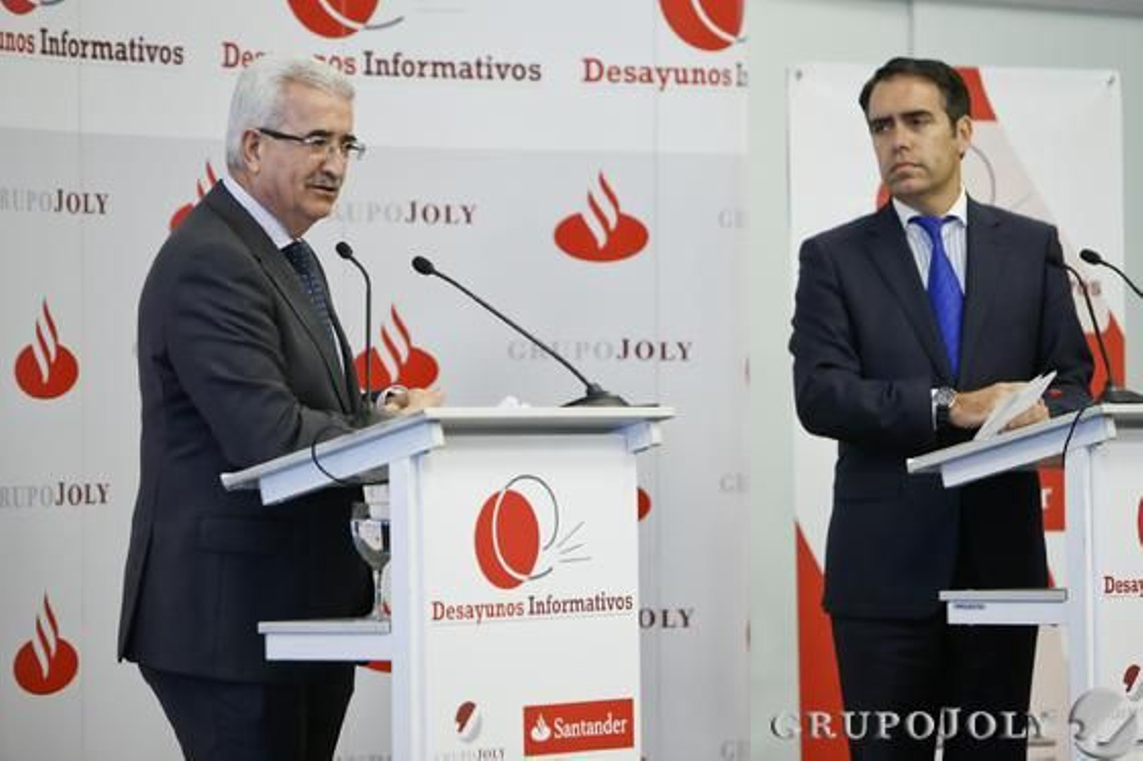 Manuel Jiménez Barrios, durante el coloquio moderado por Rafael Navas, director de ‘Diario de Cádiz’. 

Foto: Julio Gonzalez